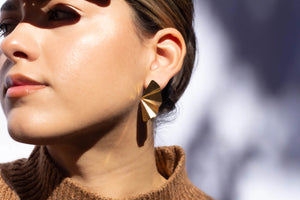 <p>Half Moon Crinkle Stud Earrings&nbsp;</p>
