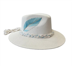 <p>Lines Feather Braid Strap Hat</p>