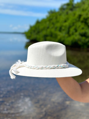 <p>Lines Feather Braid Strap Hat</p>