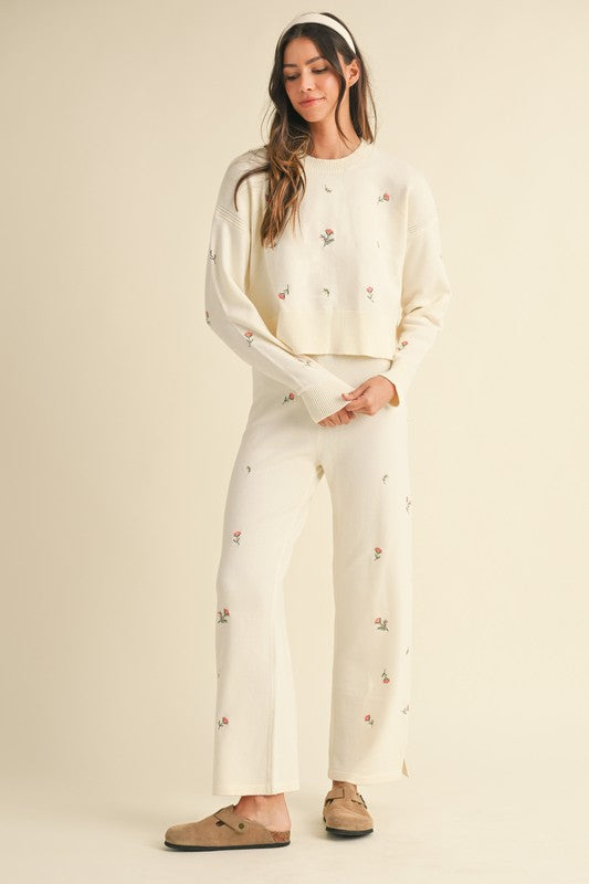 <p>Floral Embroidered Knit Sweater Set</p>