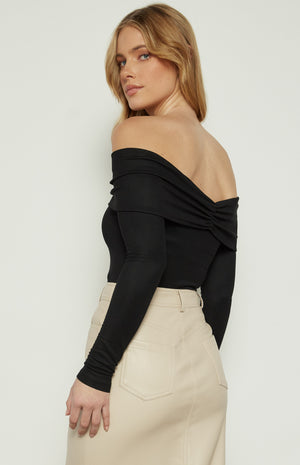 <p>Off Shoulder Ruched Top</p>