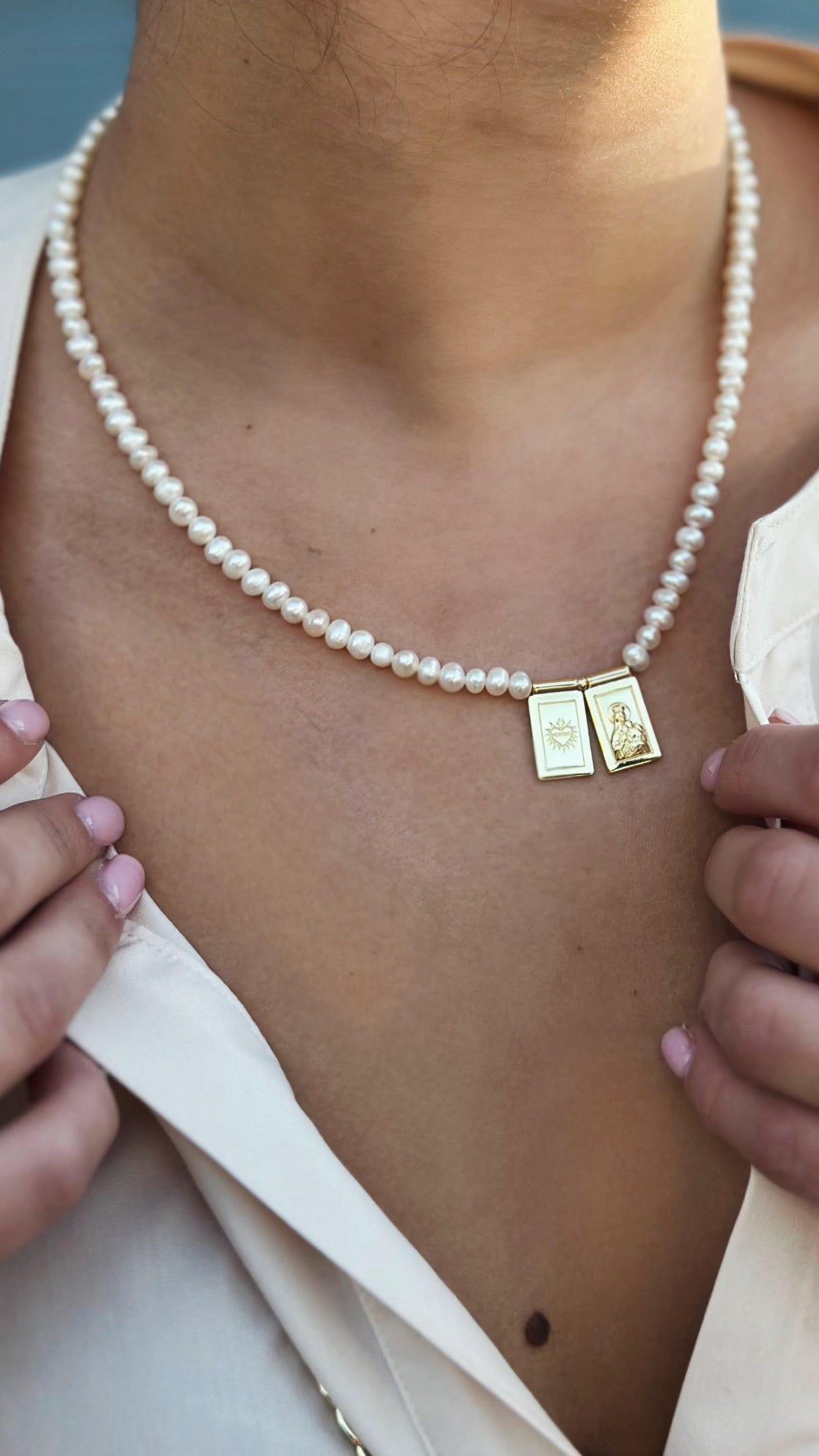 <p>FW Pearl Scapular Necklace</p>