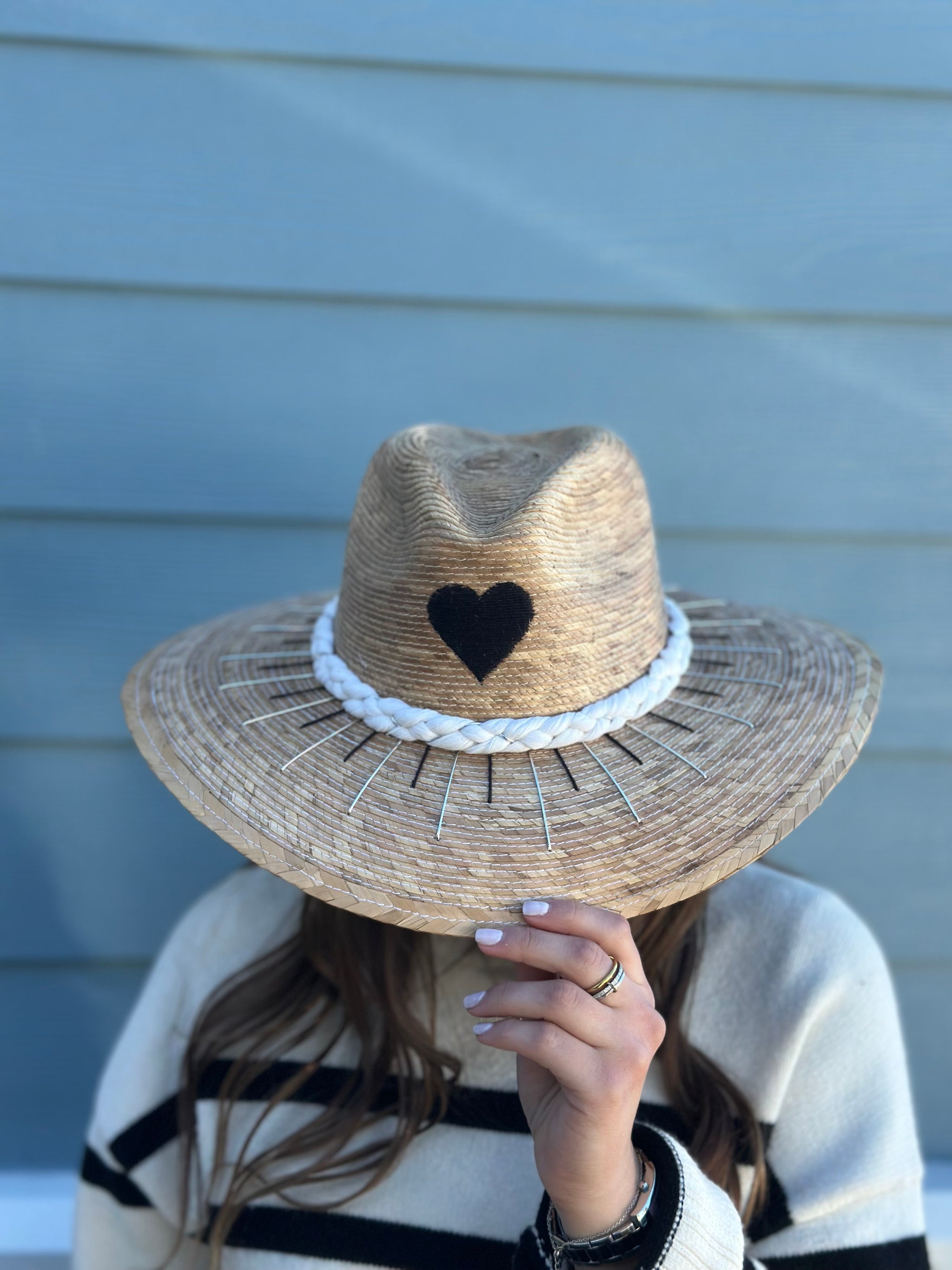 <p>Threaded Wayuu Heart Palm Hat</p>
