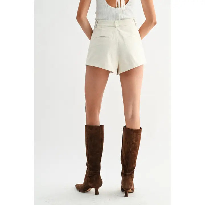 <p>Pleated Ivory Tailored Shorts</p>