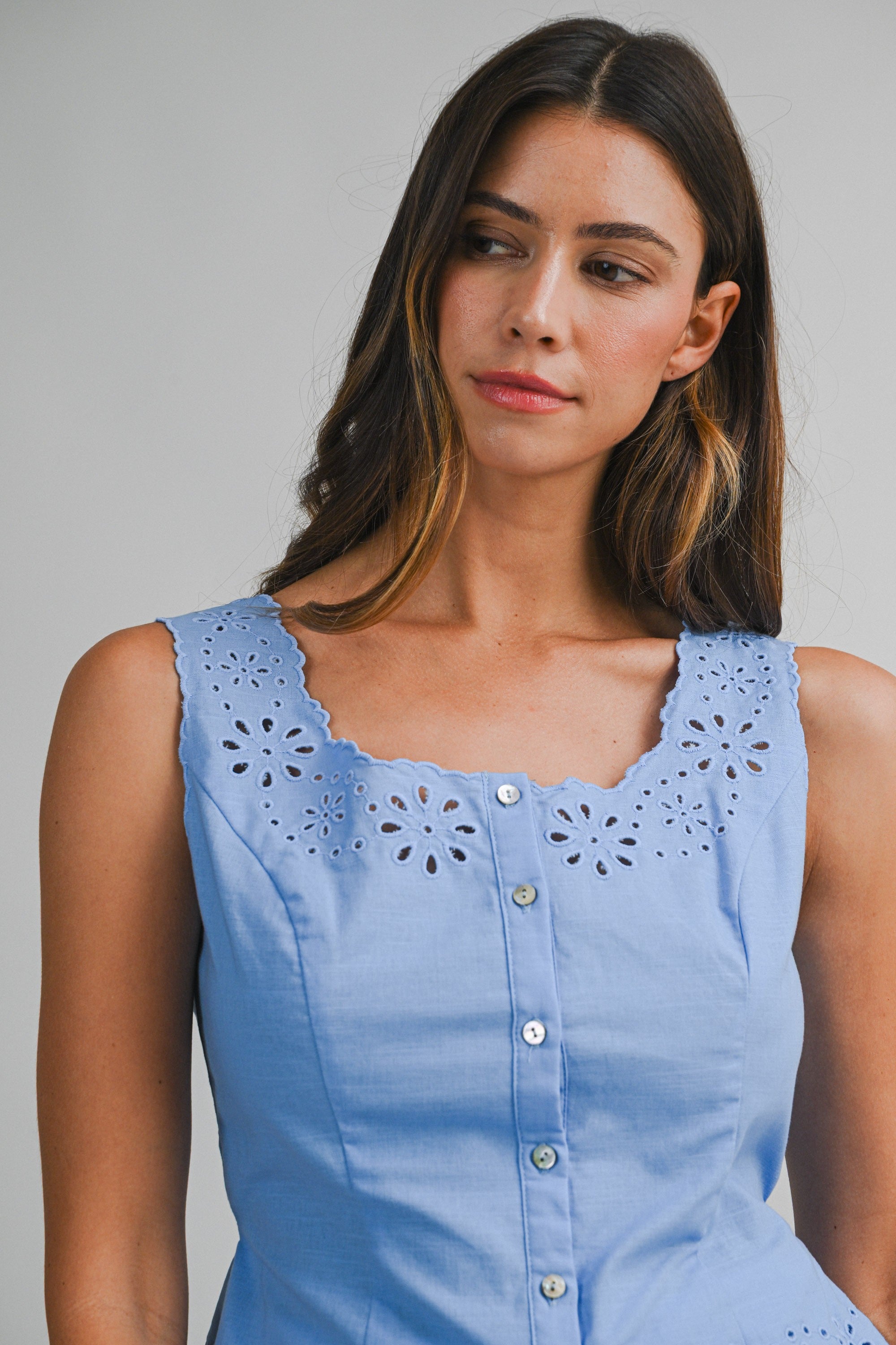 <p>Eyelet Scallped Top&nbsp;</p>